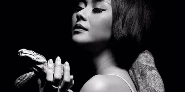Cantik & Pecinta Binatang, Aura Kasih Unggah Foto Gendong Ular Cantik & Pecinta Binatang, Aura Kasih Unggah Foto Gendong Ular
