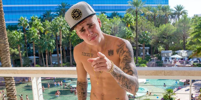 Ugh! Justin Bieber Bikin Tato Tajuk Album Baru di Perut Macho-nya