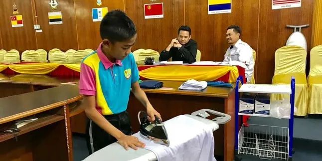 Ujian Masuk Sekolah Ini Unik Banget, Disuruh Menyetrika Baju!
