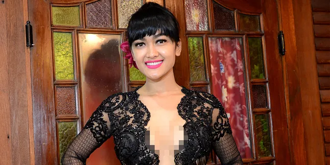 Ukuran Bra 36D, Julia Perez: Mau Bukti? Pegang Nih!