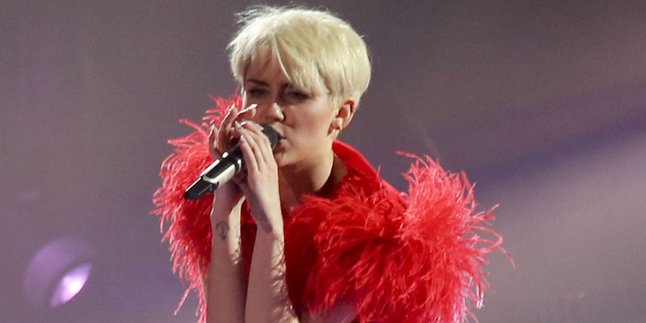 Ulah Baru Miley Cyrus, Meludahi Penonton