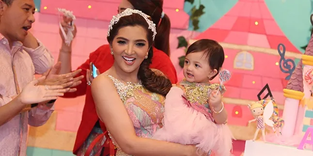 Ulala.. Ulang Tahun Pertama, Baby Arsy Bertabur Kado Mewah!