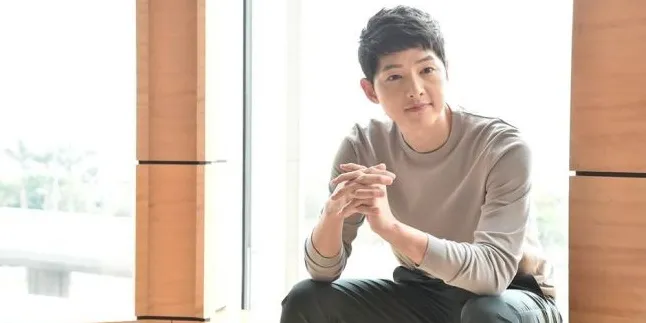 Ulang Adegan 'DOTS', Song Joong Ki Gagal Ikat Rambut Penggemar