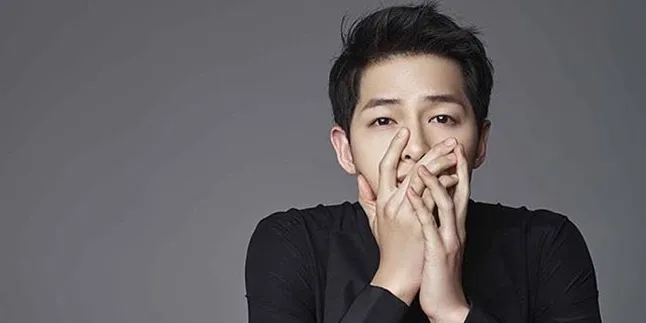 Ulang Adegan 'DOTS', Song Joong Ki Ikat Tali Sepatu Penggemar