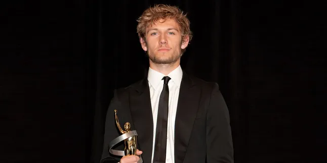 Ulang Tahun, Alex Pettyfer Dilempar ke Kolam