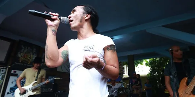 Ulang Tahun, Kaka Slank Diberi Kado Air Zam Zam Ulang Tahun, Kaka Slank Diberi Kado Air Zam Zam