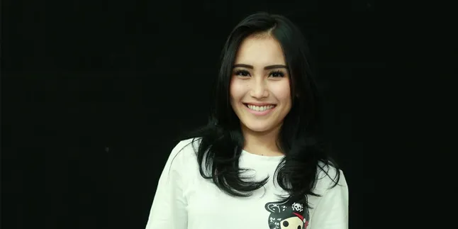 Ulang Tahun ke-25, Ayu Ting Ting Dapat Kejutan Dari Keluarga Ulang Tahun ke-25, Ayu Ting Ting Dapat Kejutan Dari Keluarga