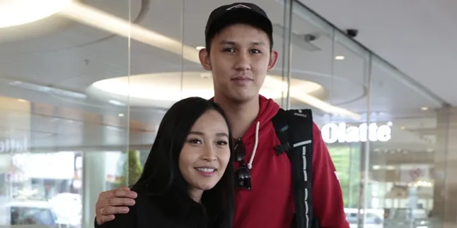 Ulang Tahun Pertama, Rinni Wulandari & Jevin Julian Kenang Kelahiran Anak Ulang Tahun Pertama, Rinni Wulandari & Jevin Julian Kenang Kelahiran Anak