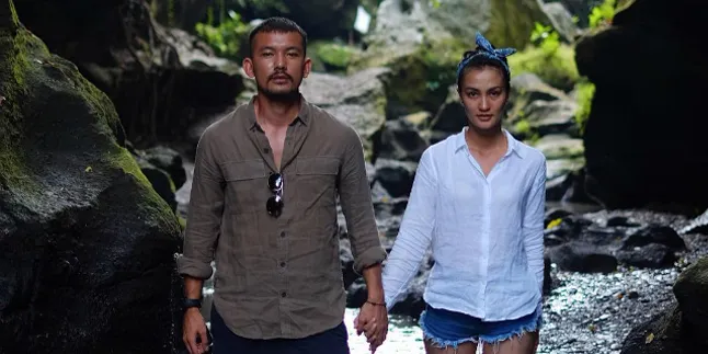 Ulang Tahun, Rio Dewanto Beri Kejutan Manis Kepada Atiqah Ulang Tahun, Rio Dewanto Beri Kejutan Manis Kepada Atiqah
