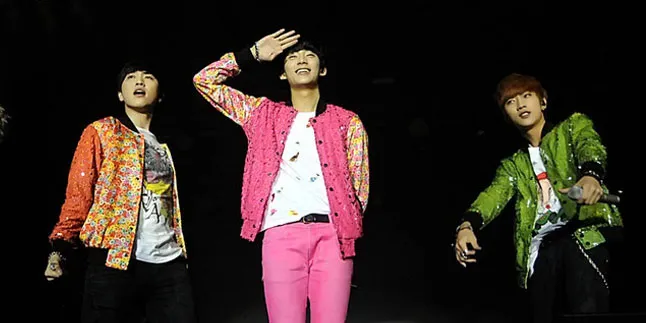 Ulang Tahun, Sandeul Dapat Baju Batik Dari Fans di Jakarta
