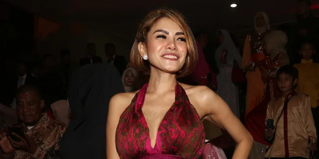 Ulangi Kasus Daus Mini, Nikita Mirzani Peluk Seseorang di Dadanya Ulangi Kasus Daus Mini, Nikita Mirzani Peluk Seseorang di Dadanya