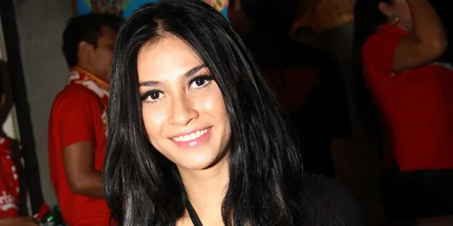 Uli Auliani Terharu Diberi Cincin Oleh Nenek Pacar