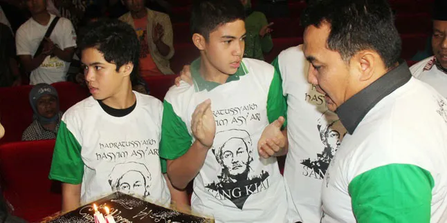 Ultah El Ke-14, Ahmad Dhani Ajak Nonton 'Sang Kiai' Ultah El Ke-14, Ahmad Dhani Ajak Nonton 'Sang Kiai'