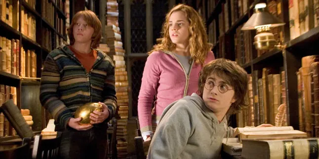 Ultah Harry Potter, Ron Weasley Bernyanyi Sambil Mabuk