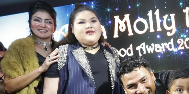 Ultah Ke-17, Aleta Molly Kedatangan Superman Hingga Wonder Woman!