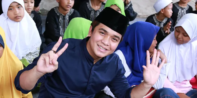 Ultah Ke-25, Billy Syahputra Rayakan Bareng Anak Yatim Ultah Ke-25, Billy Syahputra Rayakan Bareng Anak Yatim