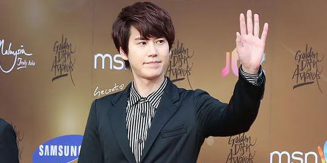 Ultah ke-25, Kyuhyun Pamer Kue Tart Raksasa