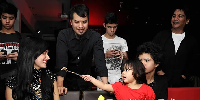 Ultah Ke-34, Mulan Jameela Ingin Jadi Istri Dhani Yang Baik Ultah Ke-34, Mulan Jameela Ingin Jadi Istri Dhani Yang Baik