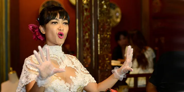 Ultah Ke-35, Julia Perez Dapat Sepatu Mahal Hingga Al-Quran Ultah Ke-35, Julia Perez Dapat Sepatu Mahal Hingga Al-Quran