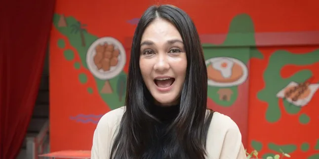 Ultah ke-35, Luna Maya Dapat Kado Scarf Orange Mahal Dari Syahrini