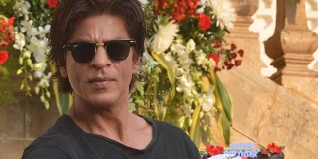 Ultah ke-49, Shahrukh Khan Rayakan Bareng Fans Ultah ke-49, Shahrukh Khan Rayakan Bareng Fans