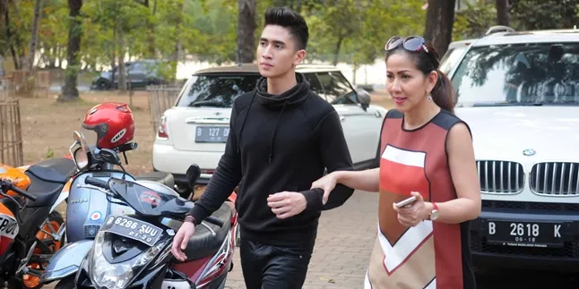 Ultah, Verrell Bramasta Dapat 19 Tumpeng Buatan Venna Melinda Ultah, Verrell Bramasta Dapat 19 Tumpeng Buatan Venna Melinda