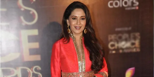 Umbar Senyum Bahagia, Madhuri Dixit Pamer Perhiasan Cantik Mewah Umbar Senyum Bahagia, Madhuri Dixit Pamer Perhiasan Cantik Mewah