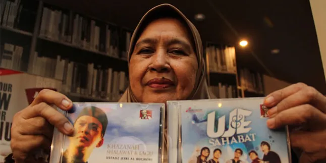 Ibunda Uje Bangga Hasil Penjualan CD & VCD Disumbangkan Ibunda Uje Bangga Hasil Penjualan CD & VCD Disumbangkan