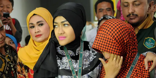 Umrah, Julia Perez Bawa Pelajaran Hidup & Kisah Pilu Mengharukan
