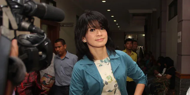 Umrah, Yulia Rachman Ingin Shalat di Makam Rasul