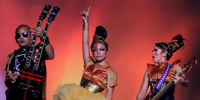 Umroh Bareng Personil Kotak, Tantri Ajak Pacar dan Ortu