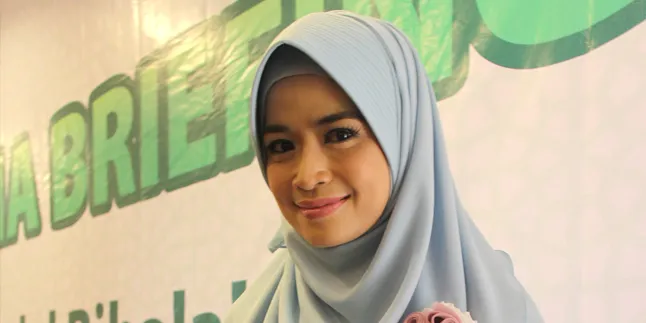 Umroh Sendirian, Yulia Rachman Tidak Nangis Lagi Umroh Sendirian, Yulia Rachman Tidak Nangis Lagi