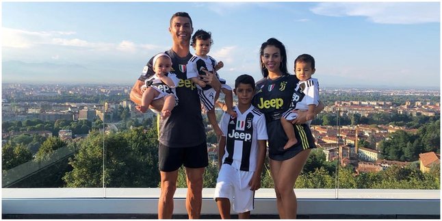 Announcing Twin Pregnancy, Here are 9 Intimate Photos of Cristiano Ronaldo and Georgina Rodriguez that Make You Baper