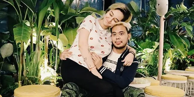 Umumkan Kelahiran Anak Pertama, Reza Smash Resmi Jadi Ayah Umumkan Kelahiran Anak Pertama, Reza Smash Resmi Jadi Ayah
