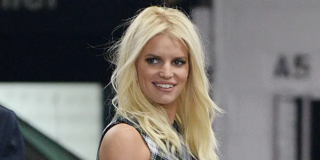 Umur Dua Tahun, Putri Jessica Simpson Sudah Pintar Pakai Make-Up