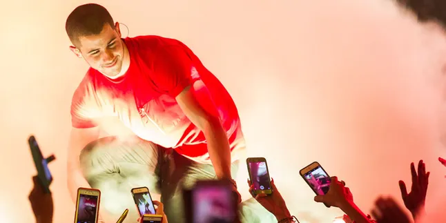 'Under You', Lagu Baru Nick Jonas Disambut Tepuk Tangan Riuh