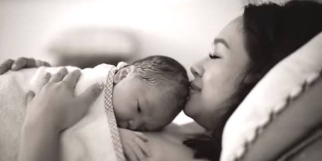 Upload Photo 40 Days After Giving Birth to Second Child, Andien Aisyah Writes Sweet Caption