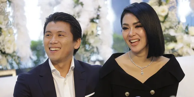 Unggah Foto Candid Jepretan Reino Barack, Rambut Syahrini Berantakan