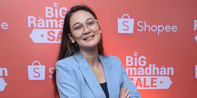 Unggah Foto di IG, Netizen Ungkap Sepatu Luna Maya Kembaran dengan Syahrini?