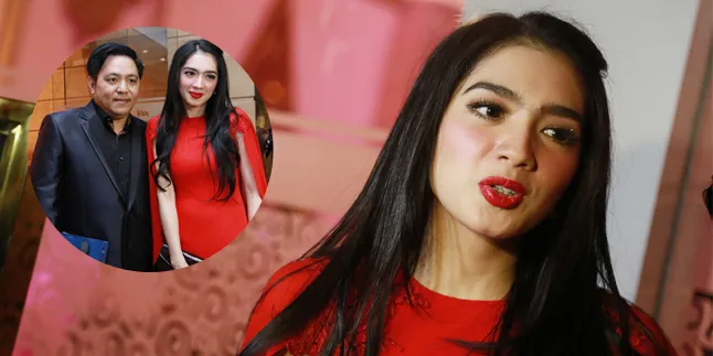 Unggah Foto Dinner Sendirian, Begini Ekspresi Angel Karamoy
