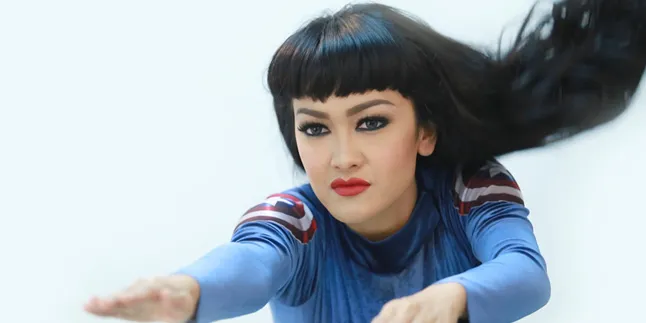 Masih Galau Karena Mumu, Julia Perez Malah Ingin Dicium?