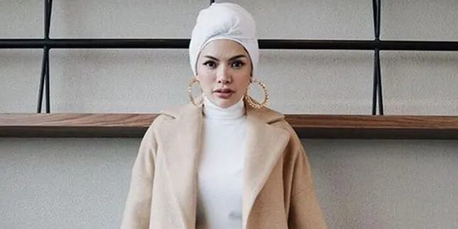 Unggah Foto Lepas Hijab, Nikita Mirzani Tulis Curahan Hati di Instagram