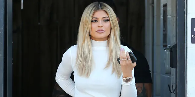 Unggah Foto Natal Jadul Bareng Kendall, Kylie Jenner Beda Banget!