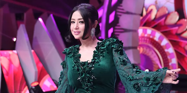Unggah Foto Saat Tidur, Dewi Perssik Dipuji Cantik Oleh Netizen Unggah Foto Saat Tidur, Dewi Perssik Dipuji Cantik Oleh Netizen