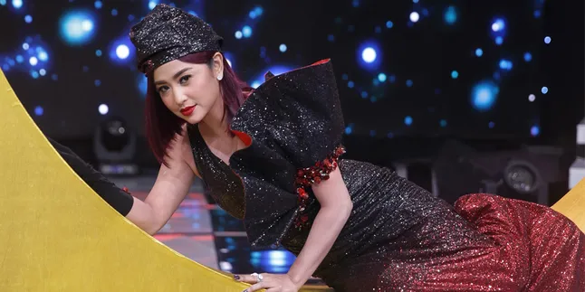 Unggah Video Ulang Tahun Sang Ayah, Bentuk Rasa Kehilangan dan Rindu Dewi Perssik