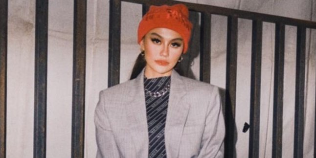 Viral Old Photo of Agnez Mo Eating Rice Wrapped in Banana Leaves with Hands, Netizens Cry Seeing Olga Syahputra's Figure