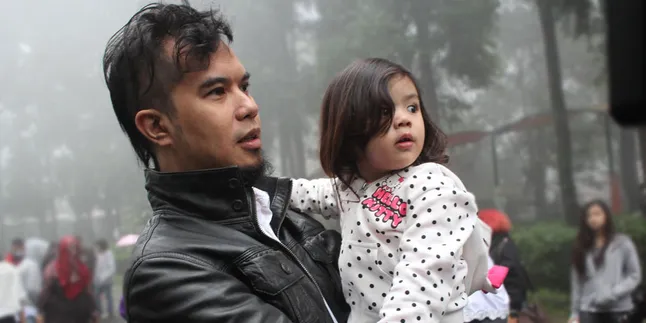 Unik! Begini Cara Ahmad Dhani Gendong Safeea Unik! Begini Cara Ahmad Dhani Gendong Safeea