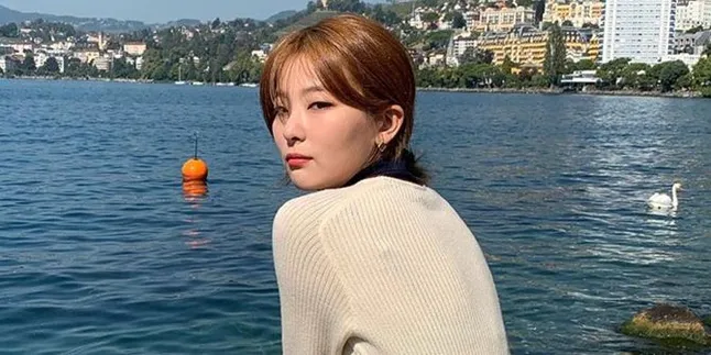 Unik dan Bikin Lapar, Seulgi Red Velvet Pose dengan Indomie Satu Rak Unik dan Bikin Lapar, Seulgi Red Velvet Pose dengan Indomie Satu Rak