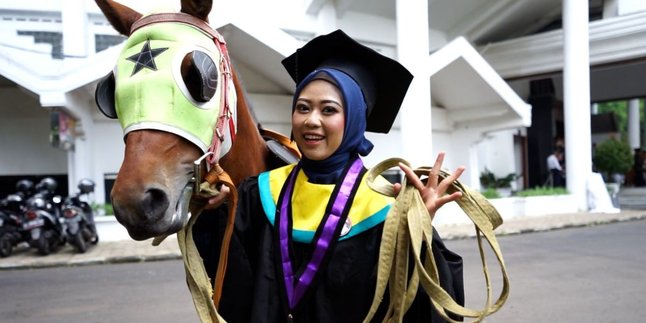 Unik! Nur Avia Aminia Datang ke Lokasi Wisuda Naik Kuda