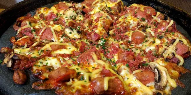 Unik! Pizza Hut Keluarkan Varian Terbaru Bernama Black Pizza